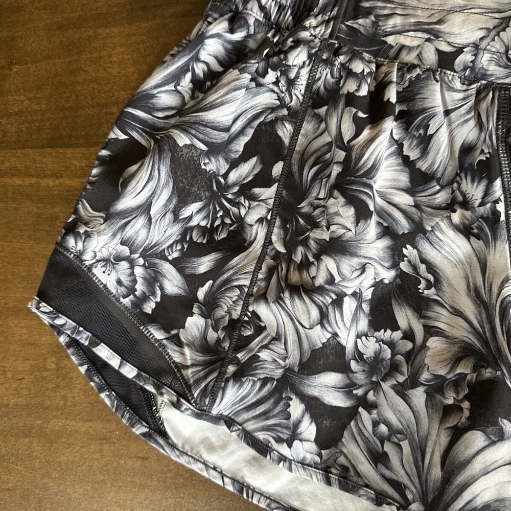 Lululemon Hotty Hot Short II Long 4" Night Garden Ice Grey Black Women's Size 6 - Picture 3 of 9